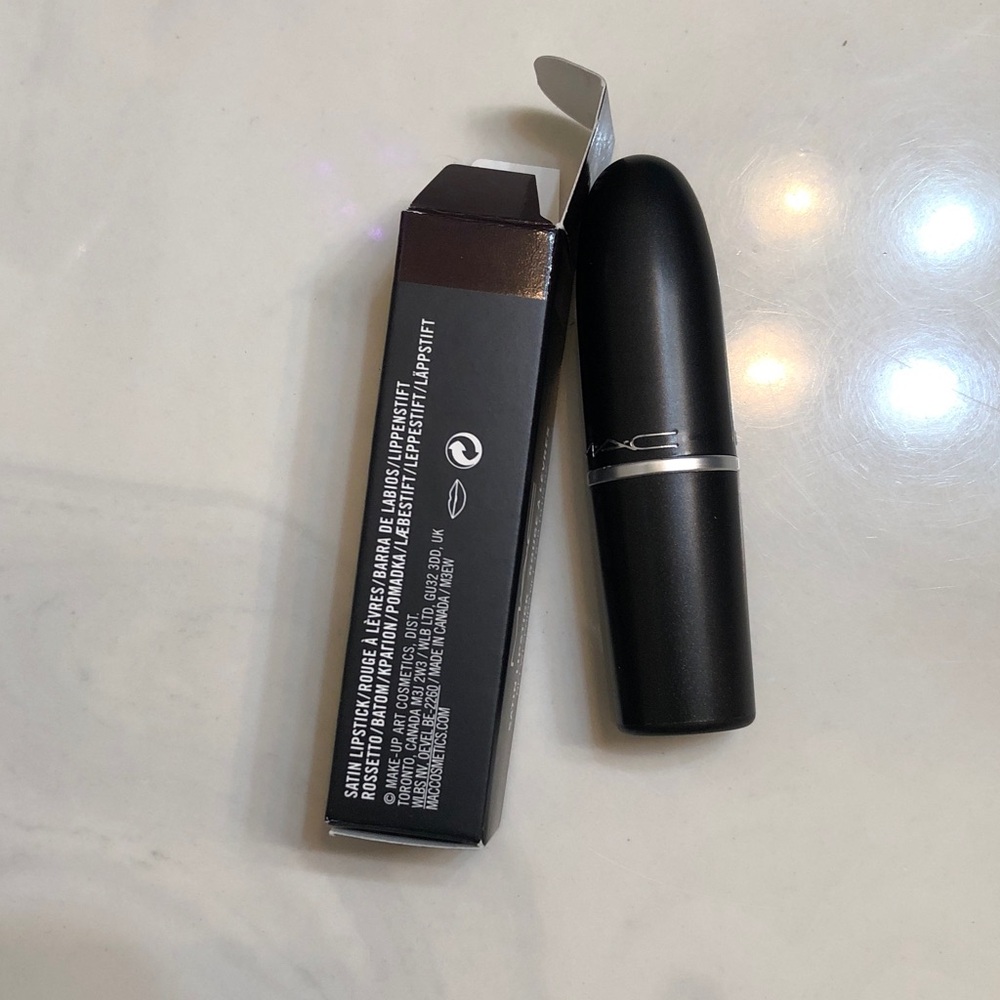 MAC Satin Lipstick Shade 805 Cyber 3g Discontinued Shade NEW With BOX - Picture 3 of 11